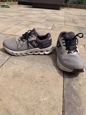 On Running Men's Cloudrunner 2 waterproof size 10 men’s